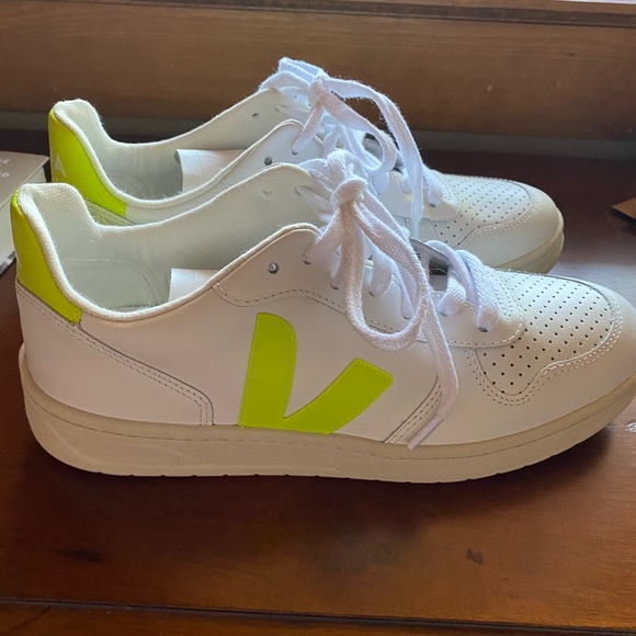 Veja Shoes - Veja V-10 low top sneakers